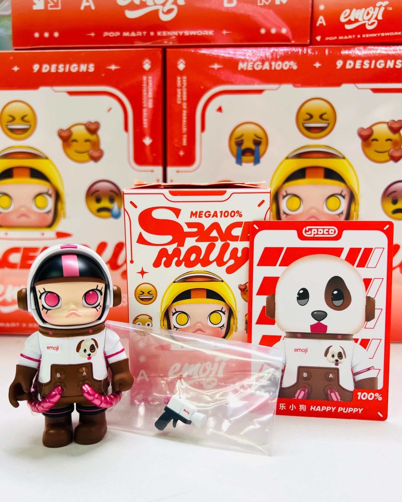 MEGA SPACE MOLLY 100% × emoji series